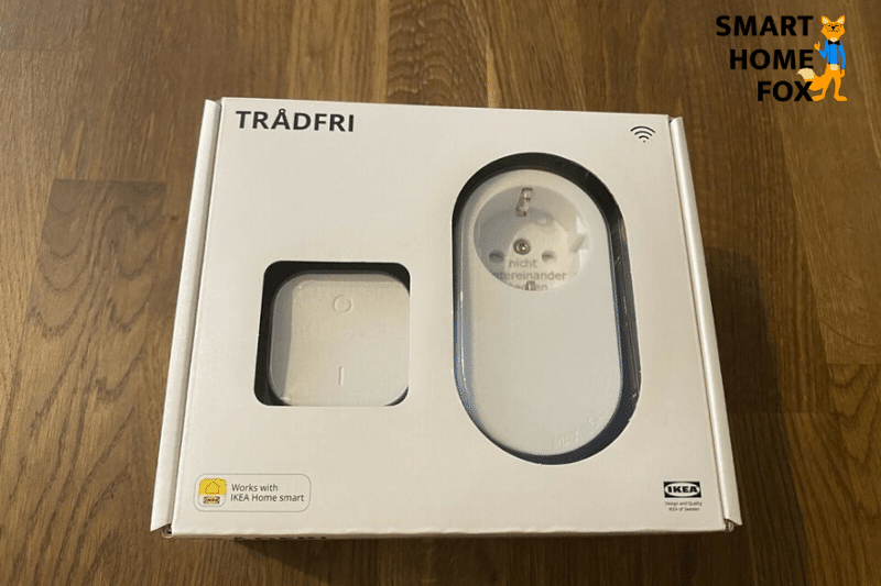 Man sieht eine IKEA Steckdose mit Schalter auf einem Tisch liegen.